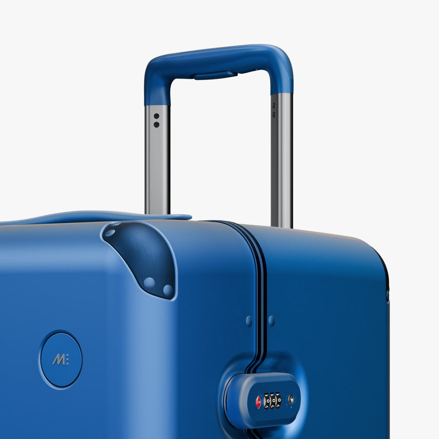 Coastal Blue | Close-up view of the logo detail on the Hybrid Trunk Large in Coastal Blue