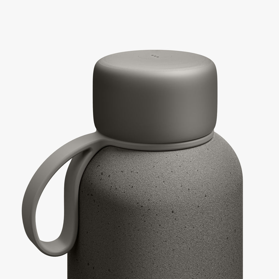 750 mL / Graphite | Close-up view of lid and strap of 750 mL Kiyo UVC Bottle in Graphite